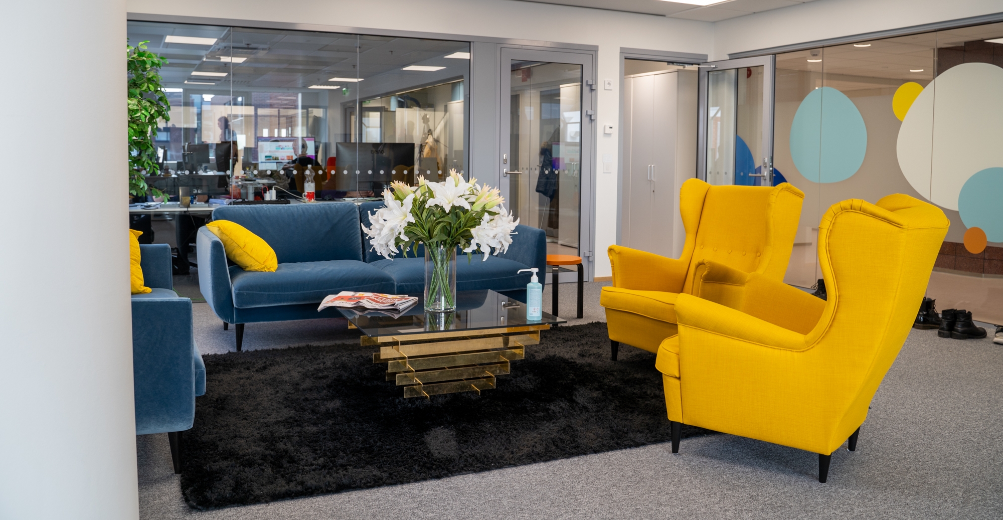 Mainostoimisto SST muutti uusiin tiloihin – katso video