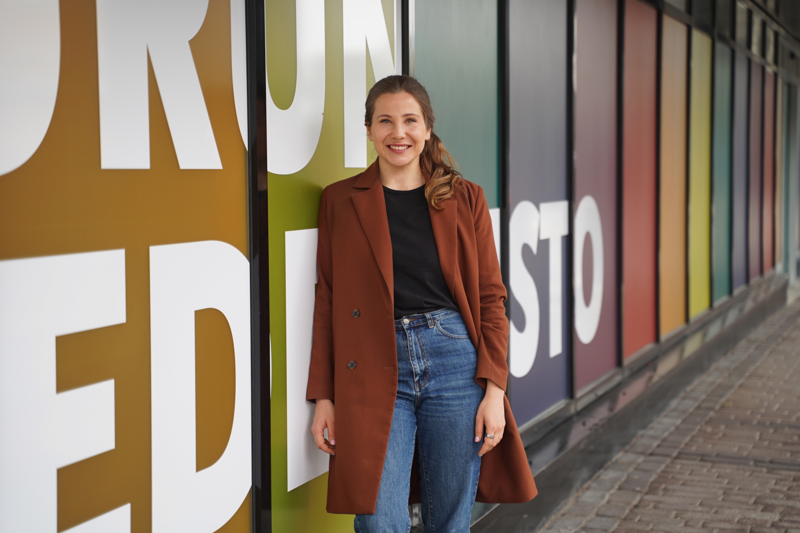 Voiko väriä olla liikaa? BioCityn katutaso sai uuden ilmeen värikkäillä ikkunateippauksilla