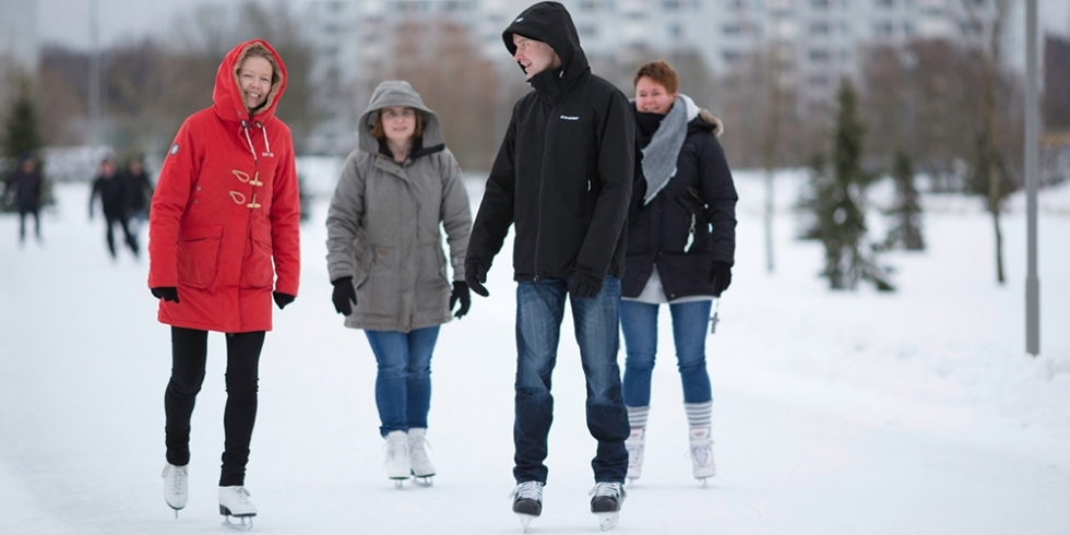 Laskiaistapahtumassa nautittiin luistelusta, hernekeitosta ja laskiaispullasta