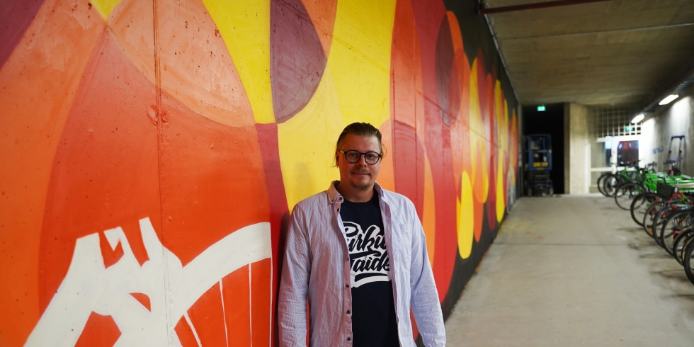 Sisustusarkkitehti seinää maalaamassa